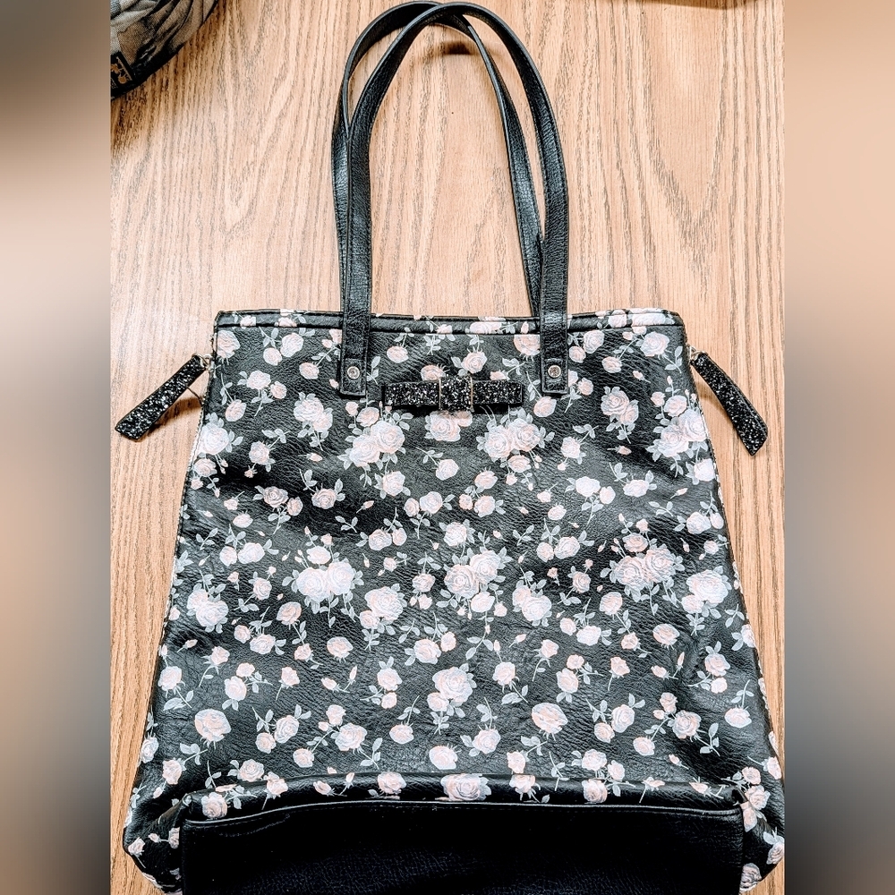 🍬Candies🍬Purse/bag nice! Black/white/flowers 🌺